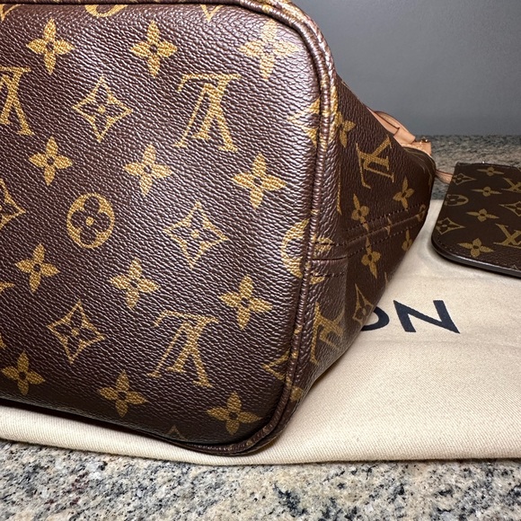 Louis Vuitton Neverfull MM Monogram/Cherry - Picture 6 of 9
